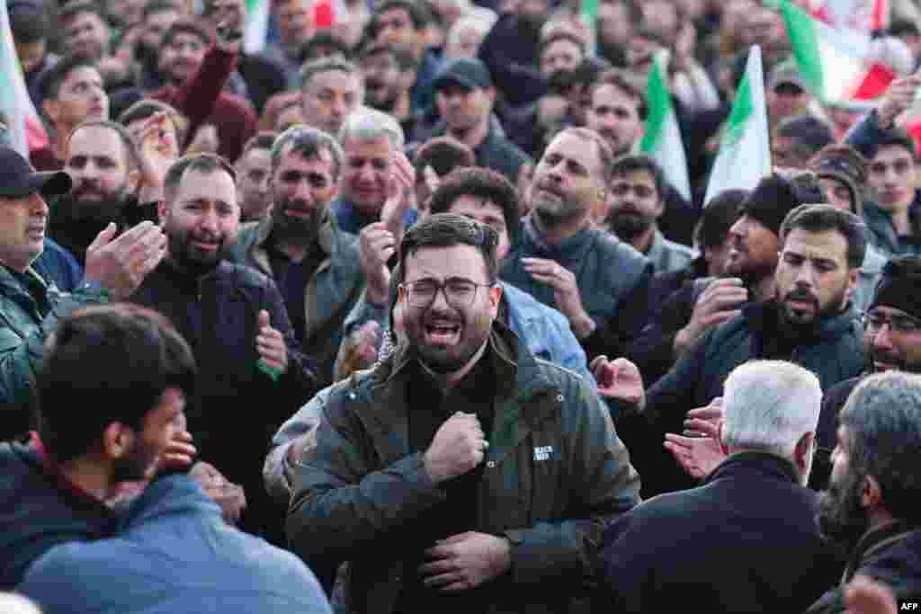 تجمع عزاداران در یکی از میدان‌های تهران در پی کشته شدن علی خامنه‌ای.