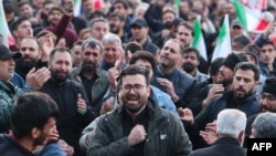 Люди оплакують смерть верховного лідера Ірану аятоли Алі Хаменеї на площі в Тегерані 1 березня 2026 року