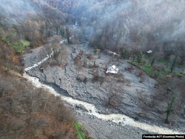 Bujična poplava je početkom oktobra nosila nanose zemlje i kamena i oštetila brojne kuće duž korita rijeke Kraljuščice.