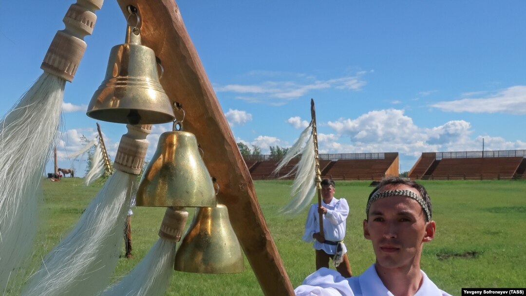  The Turkic-speaking Yakuts celebrate Ysyakh Tuimaady -- the holiday of praising life -- on the eve of the summer solstice each year. 