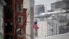 Флаг США на здании американского консульства во Владивостоке, Россия.