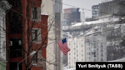 Flamuri amerikan i vendosur në Konsullatën e Përgjithshme të SHBA-së në Vlladivostok të Rusisë. Fotografi nga arkivi. 