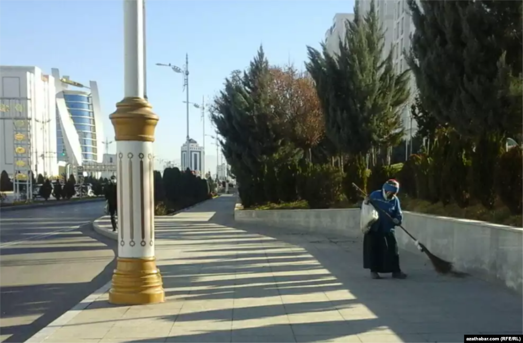 Aşgabat. Beýik, döwrebap binalar guruldy, emma arassaçylyk sübsegärlere bagly. Ýanwar, 2021