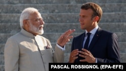 Fransiýanyň prezidenti Emmanuel Makron (sagda) we Hindistanyň premýer-ministri Nerendra Modi. Parižiň etegi. 22-nji awgust, 2019 ý.