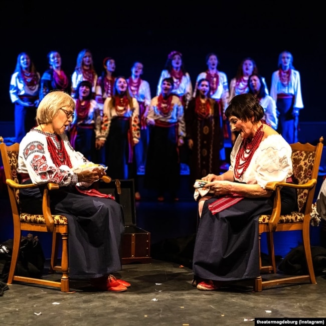 Учасниці колективу під час виступу