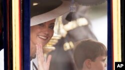 Princesha e Uellsit, Kate Middleton, e përshëndet turmën në rrugët e Londrës, më 15 qershor gjatë paradës ushtarake vjetore për ditëlindjen e monarkut britanik, në paraqitjen e saj të parë publike prej se u diagnostikua me kancer në fillim të vitit.