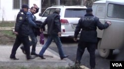 Seymur Həzi məhkəmədən aparılarkən