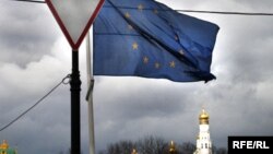 Arxiv foto - Kremlin fonunda Avropa Birliyinin bayrağı. 18 mart 2007