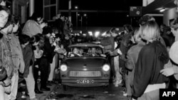 9 noiembrie 1989 | Căderea Zidului Berlinului a dat semnalul prăbușirii dictaturilor comuniste în toată Europa, inclusiv în România