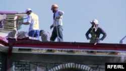 Наманганда бир қаватли дўкон ва ошхоналарнинг бузилиши¸ президент Каримов танқидига жавобан амалга оширилмоқда.