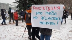 «Это тебе не жилетки менять». В Бишкеке прошел марш в защиту Конституции