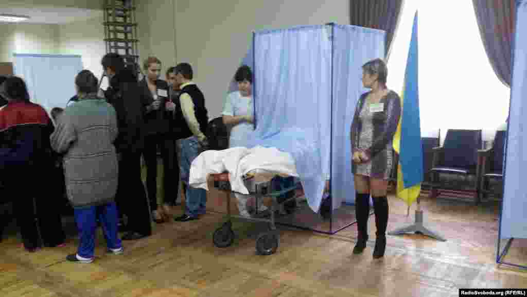 A patient at the hospital in Lugansk, where imprisoned political opposition leader and former Prime Minister Yulia Tymoshenko is being treated, was wheeled in on a gurney to vote.