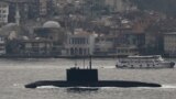 Российская подводная лодка "Ростов-на-Дону" в проливе Босфор. Декабрь 2015 года