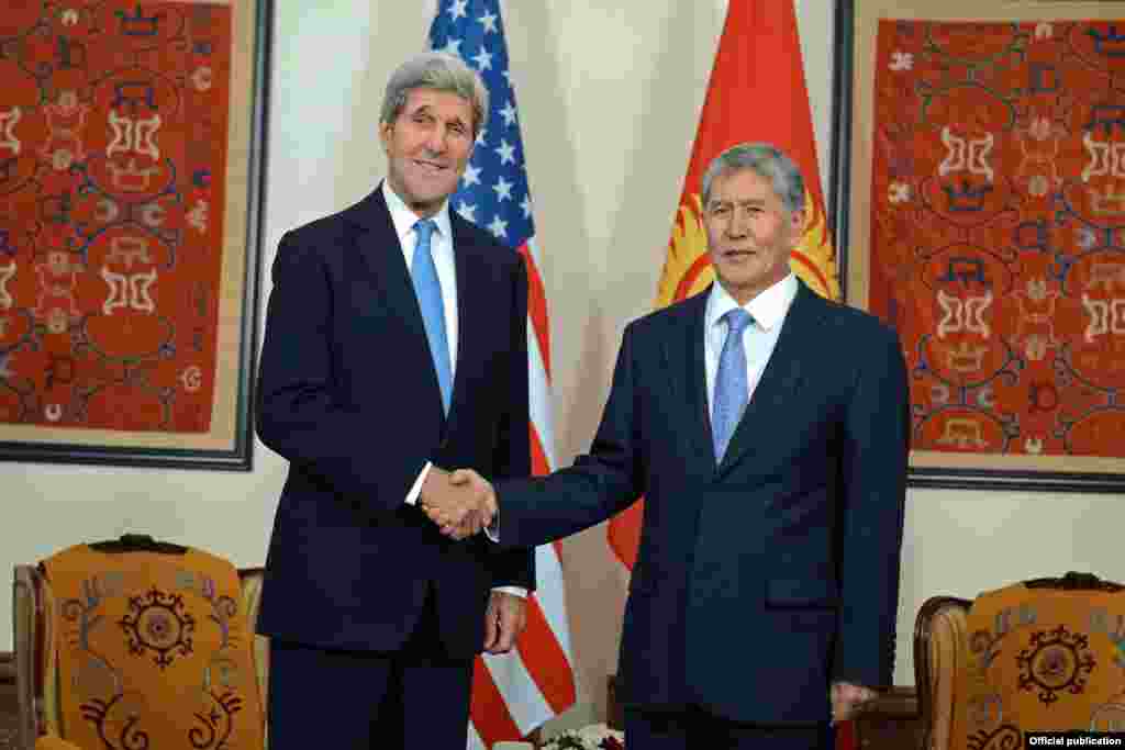 Встреча президента Кыргызстана Алмазбека Атамбаева и госсекретаря Джона Керри.