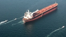 قایق‌های تندروی ایران در اطراف یک نفتکش در تنگۀ هرمز در یک مانور نظامی پیش از جنگ