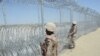 Pakisztáni katonák állnak az afgán határra felhúzott kerítésnél. 2020. szeptember 17. 
