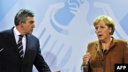 German Chancellor Angela Merkel (right) and British Prime Minister Gordon Brown are both under pressure at home over troops in Afghanistan.