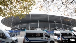 Policia franceze siguron stadiumin Stade de France në prag të ndeshjes së futbollit mes kombëtares së Francës dhe asaj të Izraelit të enjten, 13 nëntor.