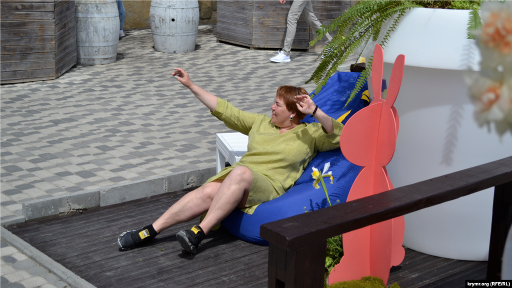 Інші гості пляжу позували в спеціально організованих фотозонах та відпочивали на солярії з келихом вина під виступи музичних колективів із різних міст Криму