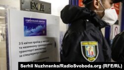 За словами мера, у першу чергу перепустки отримали медпрацівники, рятувальники, працівники комунальної, транспортної та соціальної сфер, працівники торгівлі та військові