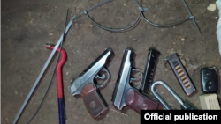 Кылмыштуу топтон алынган курал-жарактар. 25-июнь, 2020-жыл. (Сүрөт Бишкек ШИИБне таандык).