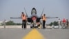 Personalul militar american pregătind de decolare un Lockheed Martin F-35 fighter la demonstrația aeriană de la Le Bourget în apropiere de Paris, 27 iunie 2017. (Photo by CHRISTOPHE ARCHAMBAULT / AFP)