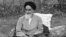 عکسی معروف از خمینی زیر درخت سیب در نوفل لوشاتو