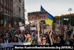 Protestues duke demonstruar në Kiev, në fillim të kësaj jave, kundër shkarkimit muajin e kaluar të ministrit ukrainas të Mbrojtjes, Mykhaylo Fedorov.