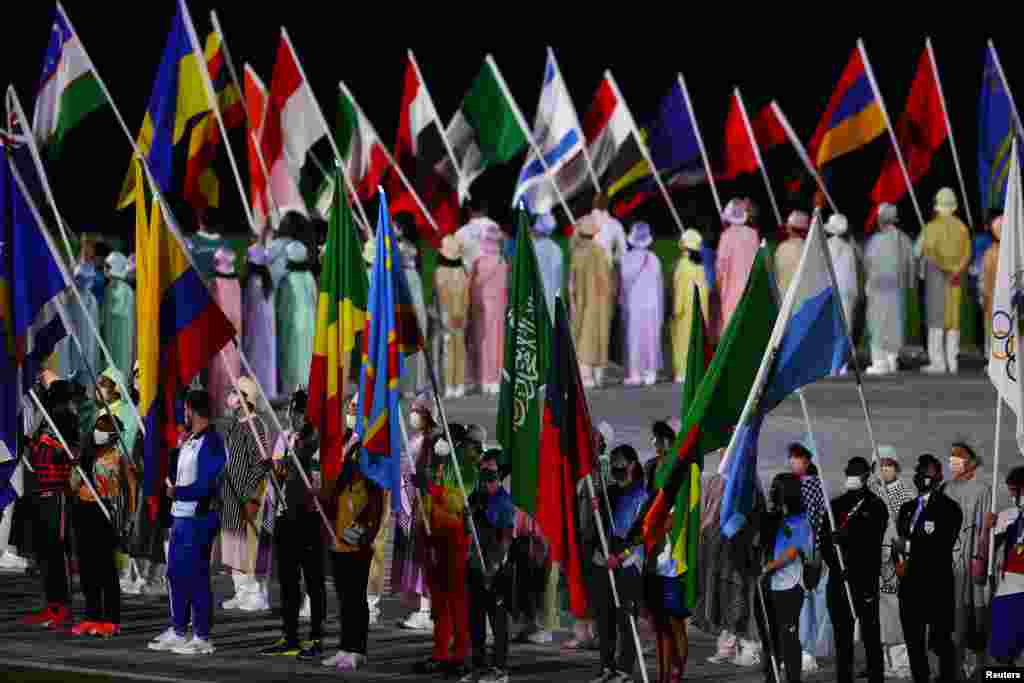 Делегации спортсменов со своими национальными флагами на церемонии закрытия Олимпийских игр в Токио 2020, 8 августа 2021