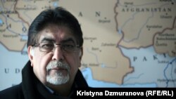 د افغانستان پېژندل شوی ژورنالېست اکبر ايازي