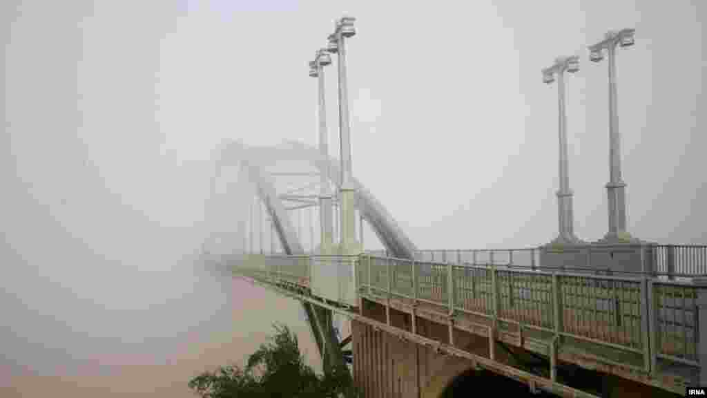 A bridge disappears into the fog in Ahvaz, Iran. (IRNA)