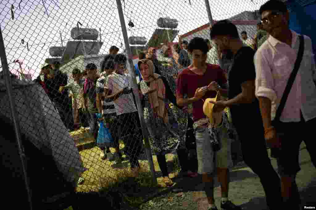 Disa migrantë jashtë rrethojave të kampit.&nbsp;