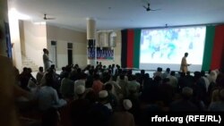 افغانان په هېلمند کې د پاکستان او افغانستان لوبه ویني
