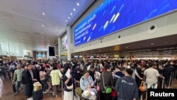 Udhëtarët presin në aeroportin e Brukselit, pasi një sulm kibernetik ndaj një ofruesi shërbimesh për sistemet e regjistrimit dhe të hipjes në bord ndërpreu operacionet në disa aeroporte kryesore evropiane, 20 shtator 2025.