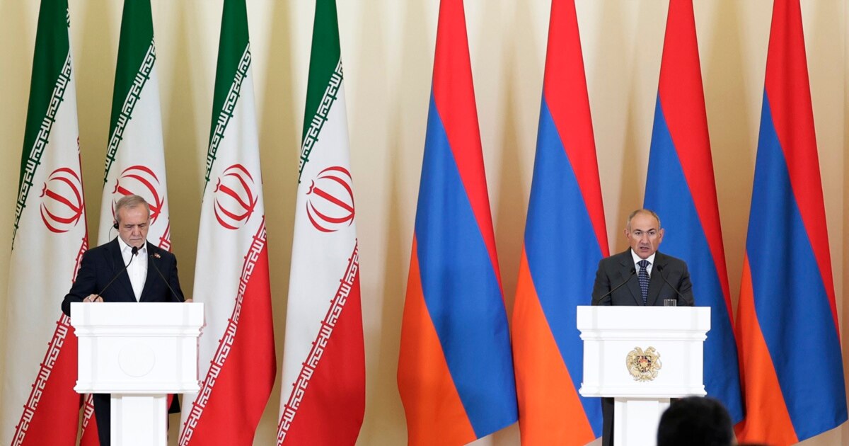 ირანის პრეზიდენტი სომხეთში: „რეგიონული პრობლემების სხვა სახელმწიფოებზე გადატანა სიტუაციას ართულებს“