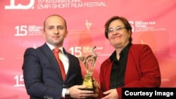 15-ci İzmir Qısa Film Festivalı. "Sonuncu" filmi mükafatlandırılarkən.