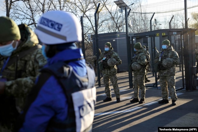 Наблюдатели ОБСЕ близ одного из пунктов пересечения линии соприкосновения в Донбассе. 10 ноября 2020 года