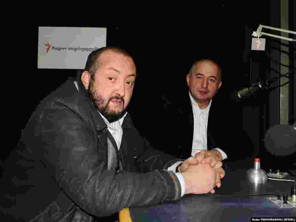 Foto: Giorgi Margvelashvili (solda) Tbilisidə AzadliqRadiosunun ofisində. 19 oktyabr 2011 