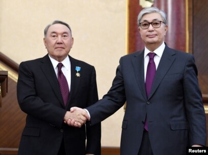 Ер адам балапанға зейін қояды