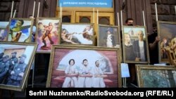 Під час акції «Вуличний Вернісаж», який влаштували під стінами ДБР прихильники п’ятого президента України Петра Порошенка. Київ, 10 червня 2020 року 