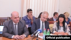 Armenia - Opposition leaders Levon Zurabian (C), Naira Zohrabian (R) and Mher Shahgeldian sign a new election agreement with the government in Yerevan, 13Sep2016.