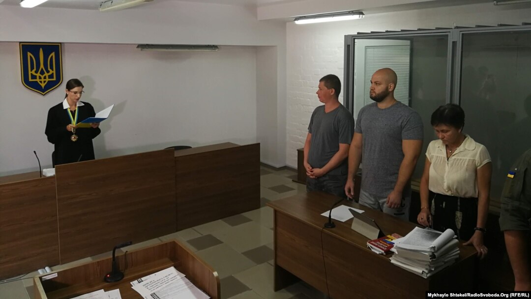 Учасники одеського «антимайдану» Сергій Долженков і Євген Мефьодов слухають рішення суду, Миколаїв, 16 серпня 2019 року