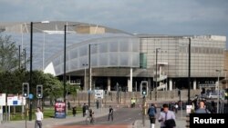 Пешеходы рядом с закрытой территорией Manchester Arena в Манчестере. 23 мая 2017 года. Иллюстративное фото.