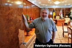 Kolomojszkij, a dnyipropetrovszki terület volt kormányzója pózol egy fotóhoz az irodájában, Dnyipróban 2014 májusában
