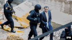 Fostul premier Vlad Filat escortat de poliție