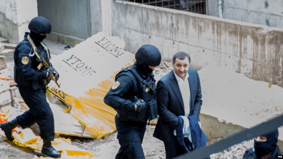 Fostul premier Vlad Filat escortat de polițiști
