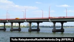 Депутат Дмитро Хозін каже, що це сталося через його намір вимагати від влади звіту щодо ремонту Центрального мосту у Дніпрі