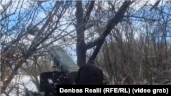 Українські артилеристи заряджають гаубицю Д-30 біля Сіверська