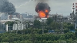 Взрыв топливного резервуара на Московском НПЗ во время атаки дронов утром 18 июня