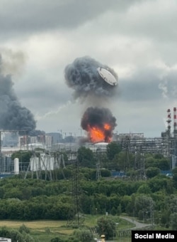 НПЗ в Капотне, крышка топливного резервуара взлетает вверх после взрыва, вызванного, по одной из версий, попаданием ракеты ПВО